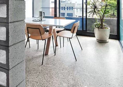  水磨石地板磚防滑嗎？